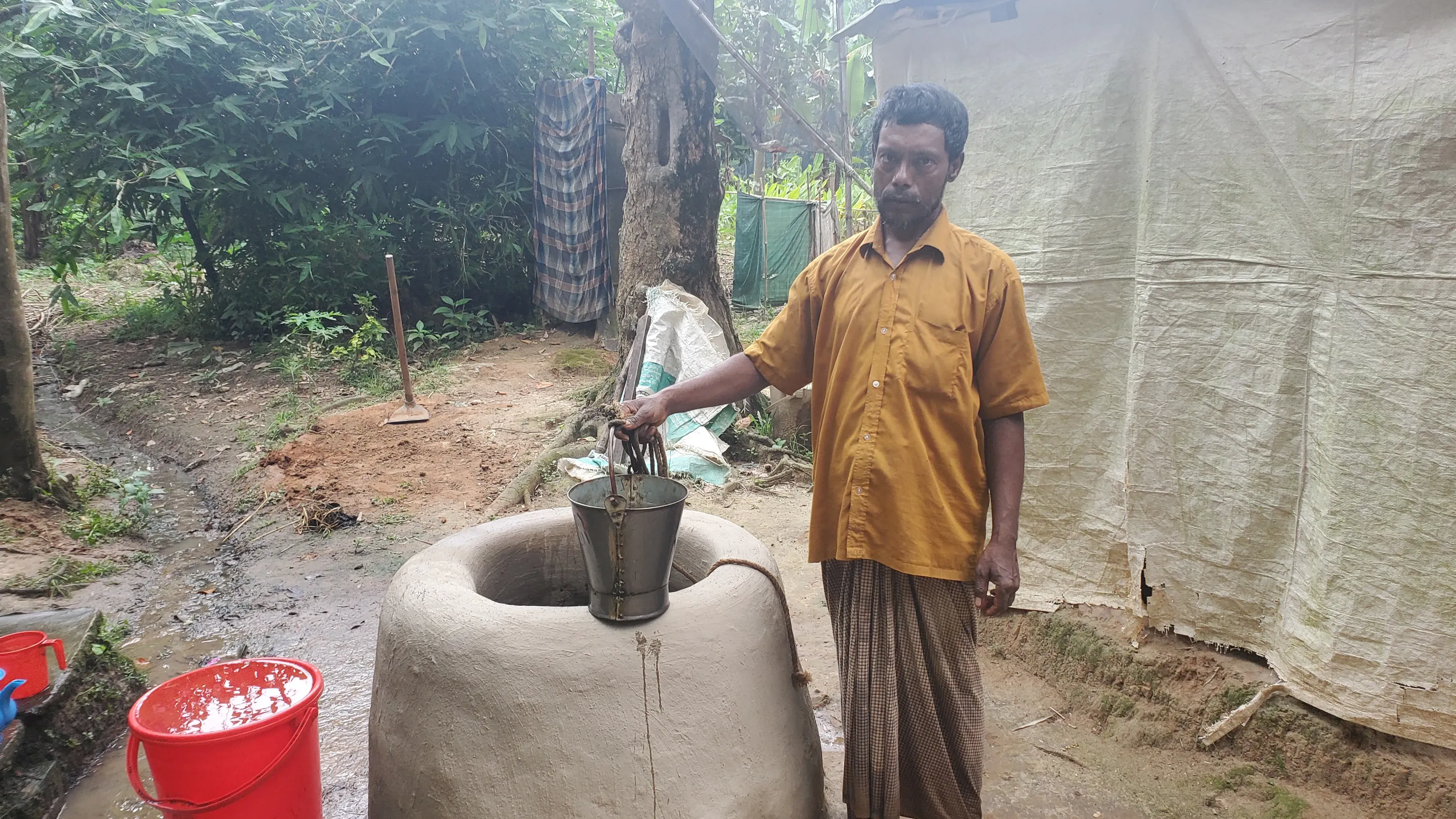 কাপাসিয়ায় ৩০ বছর ধরে মাটির কূপের পানি পান করে তাজউদ্দিনের পরিবার