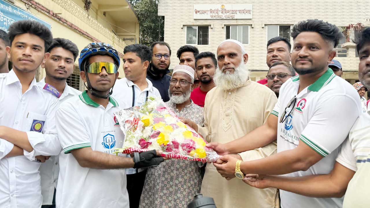 সাইকেলে ৬৪ জেলা ভ্রমণ করায় কাপাসিয়ায় খলিলকে সংবর্ধনা