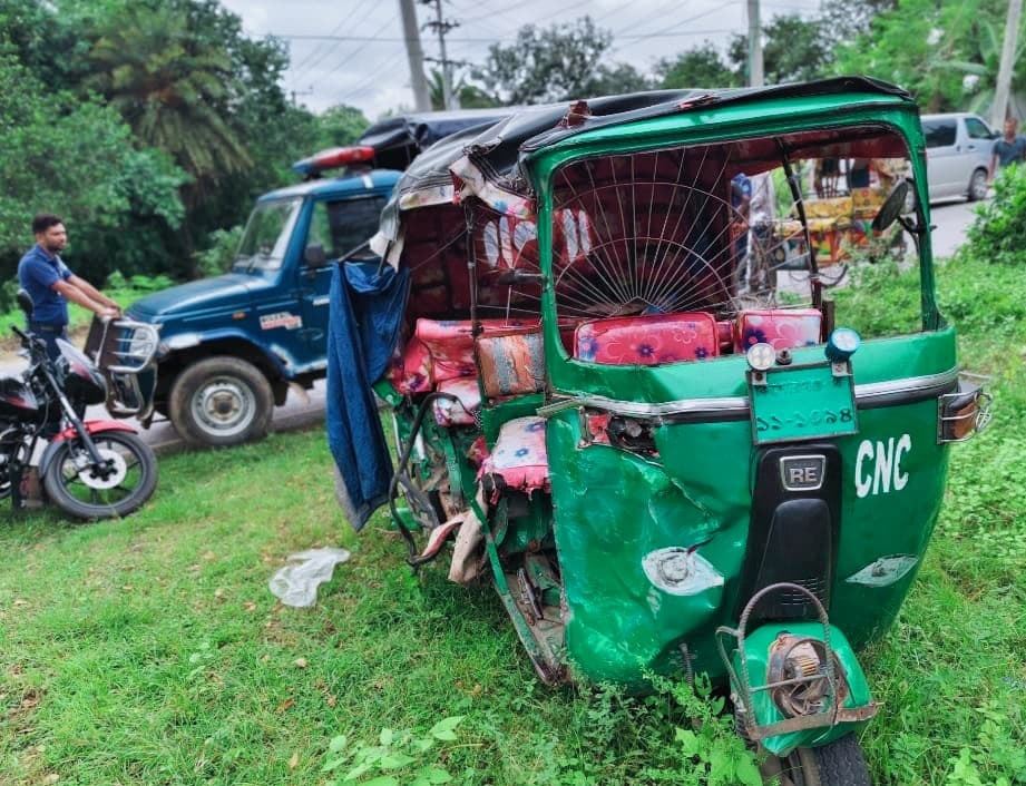 বাস-সিএনজি সংঘর্ষ : কাপাসিয়ায় দুর্ঘটনায় মা-ছেলেসহ ৩ জনের মৃত্যু