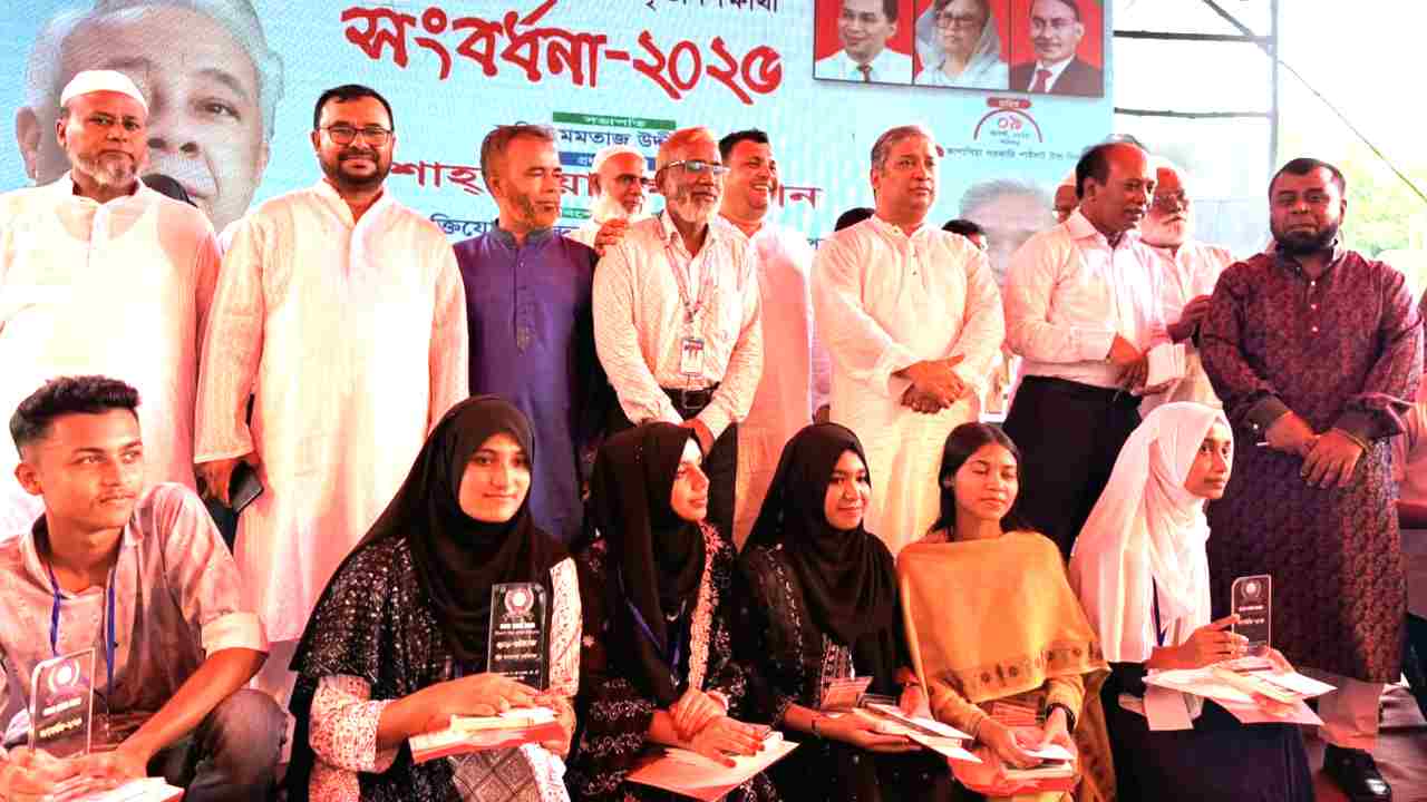 কাপাসিয়ায় কৃতি শিক্ষার্থীদের সংবর্ধনা, প্রধান অতিথি ছিলেন শাহ্ রিয়াজুল হান্নান