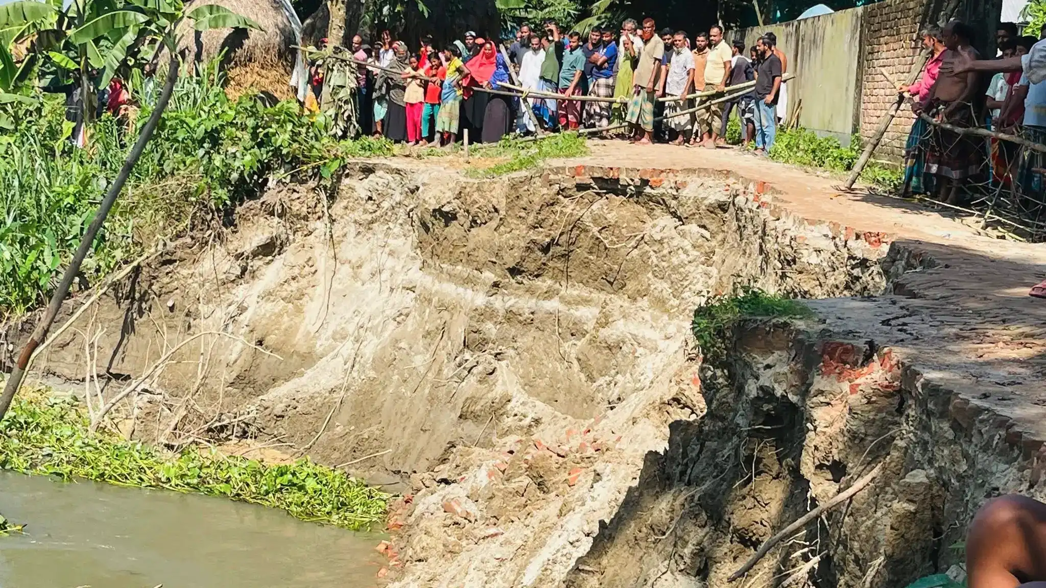 কাপাসিয়ায় বানার নদে কচুরিপানা সরাতে নেমে পার ভেঙে দুই নারীর করুণ মৃত্যু