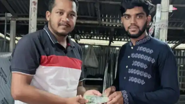ভুলে আসা ৪২ হাজার টাকা ফেরত দিয়ে প্রশংসায় ভাসছেন কাপাসিয়ার মনির (ছবিতে বামে)