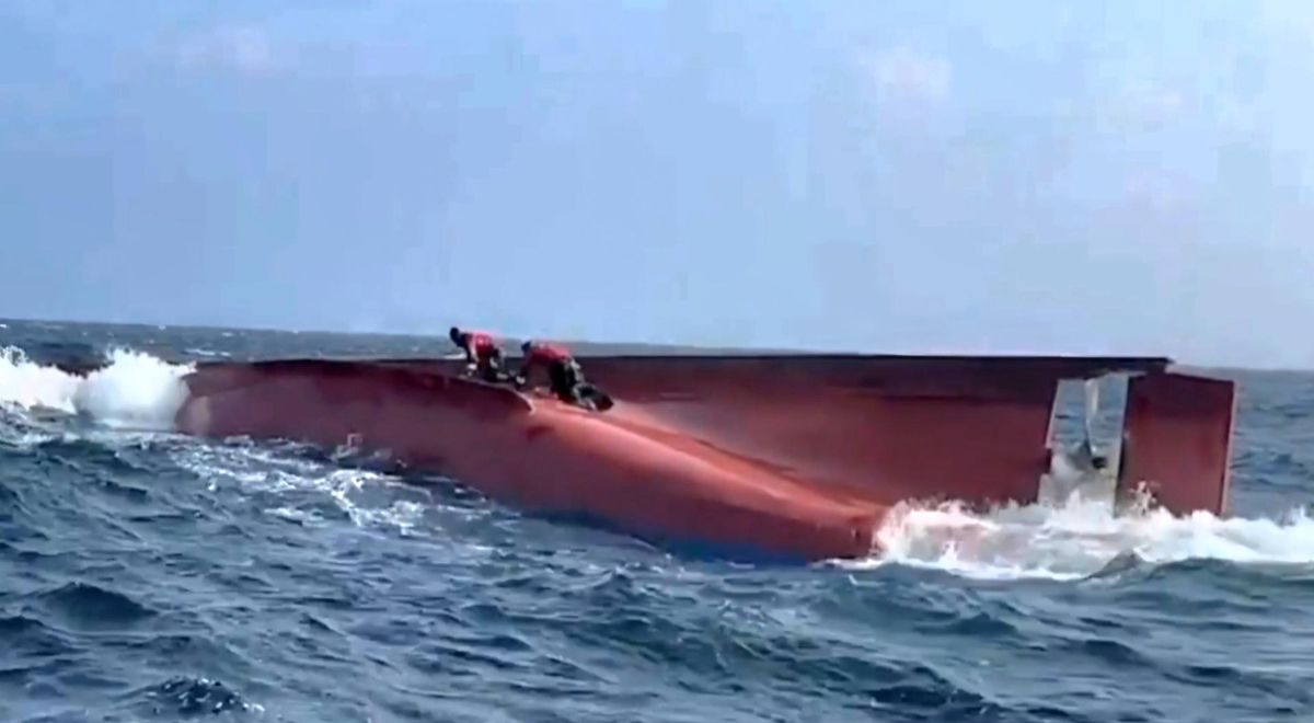 দক্ষিণ কোরিয়ার উপকূলে চীনা জাহাজ ডুবি, চলছে জরুরি উদ্ধার অভিযান