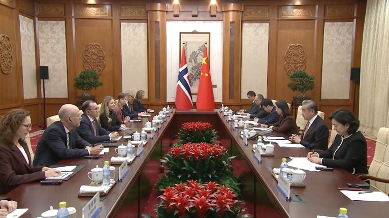 চীন-নরওয়ে পররাষ্ট্রমন্ত্রীদের বৈঠক: দুই দেশের নেতাদের গৃহীত সিদ্ধান্ত বাস্তবায়নের অঙ্গীকার