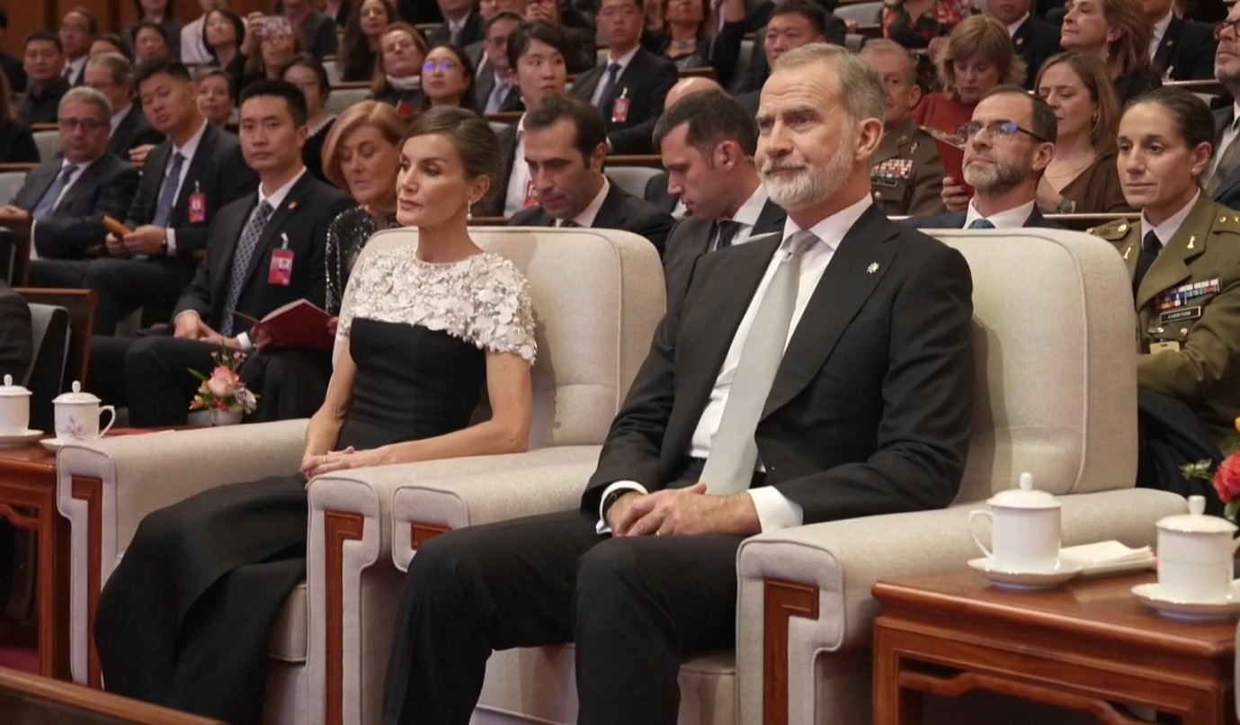 বেইজিংয়ে কনসার্টে একসঙ্গে প্রেসিডেন্ট সি চিনপিং ও স্পেনের রাজা ষষ্ঠ ফেলিপে