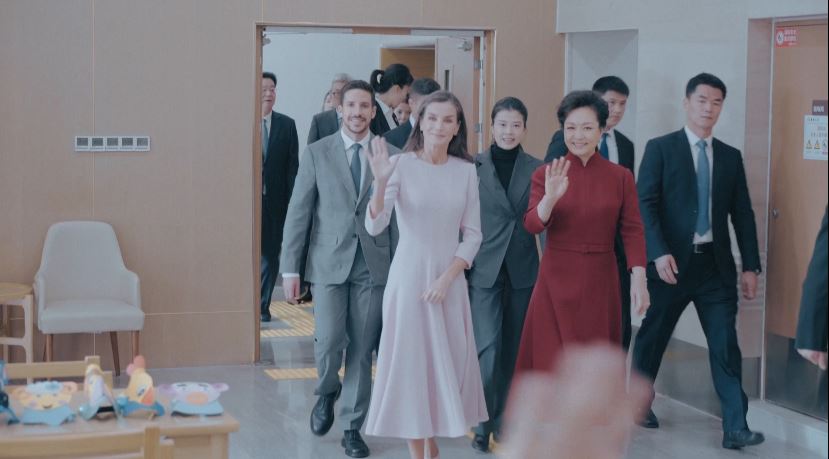 বেইজিংয়ে ফেং লিইয়ুয়ান ও রানি লেতিসিয়ার প্রতিবন্ধী সেবা কেন্দ্র পরিদর্শন