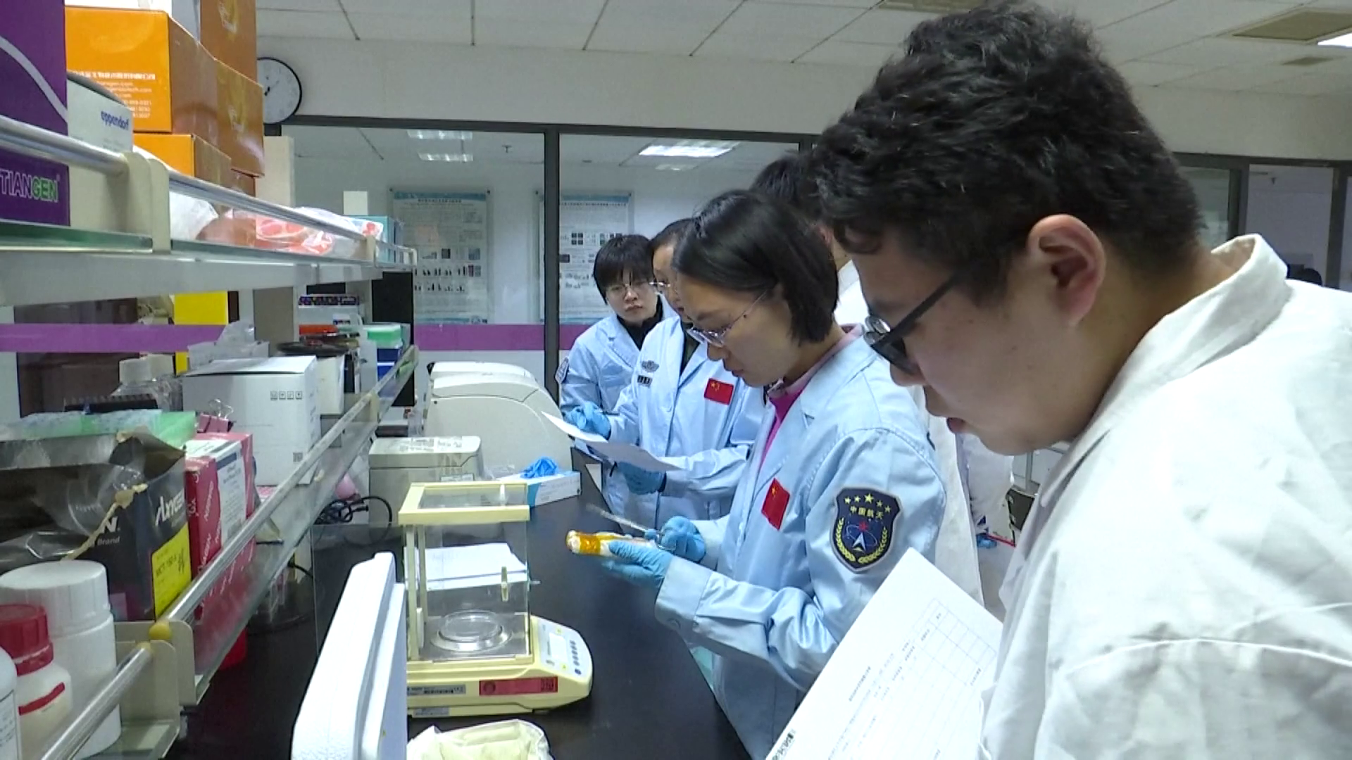 গবেষণার নমুনা নিয়ে বেইজিংয়ে শেনচৌ-২০ নভোচারী দল