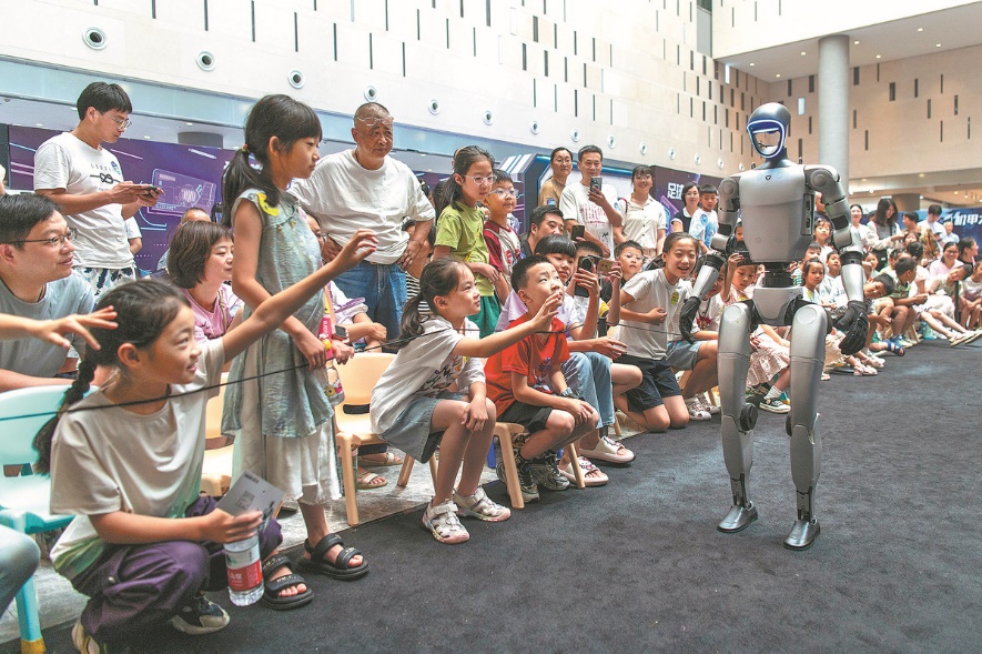 এআই ও আইসি শিল্পে দক্ষ জনশক্তি তৈরির গতি বাড়াচ্ছে চীন