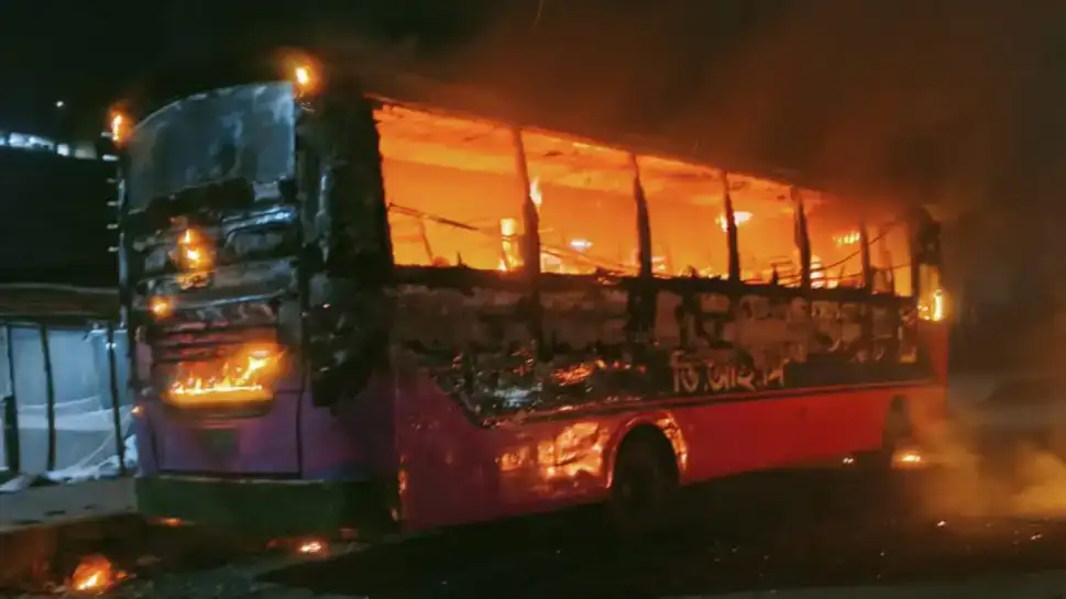 গাজীপুরে দাঁড়িয়ে থাকা ২ বাসে আগুন দিলো দুর্বৃত্তরা