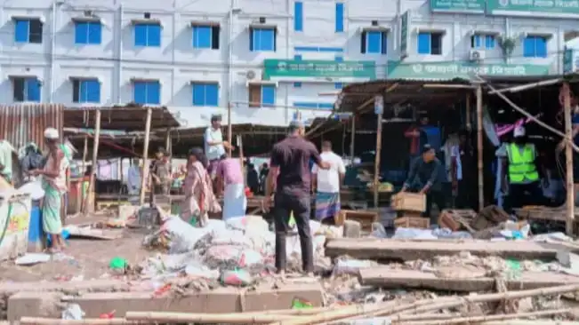 প্রশাসনের অভিযানে জয়দেবপুর রেলক্রসিং অবৈধ দখলমুক্ত