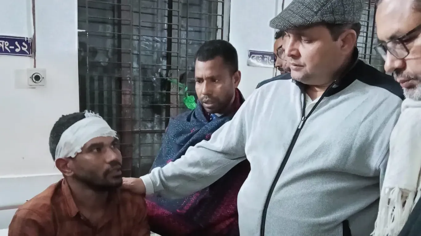 কাপাসিয়ায় মাদক ব্যবসায়ীর হামলায় আহত স্কুলের নৈশপ্রহরী