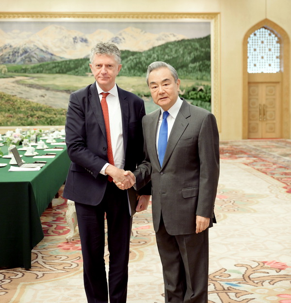 চীনের শীর্ষ কূটনীতিকের সঙ্গে ব্রিটিশ প্রধানমন্ত্রীর জাতীয় নিরাপত্তা উপদেষ্টার বৈঠক