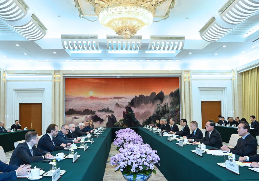 চীনের শীর্ষ রাজনৈতিক উপদেষ্টার সঙ্গে ‘এ জাস্ট রাশিয়া’ দলের বৈঠক