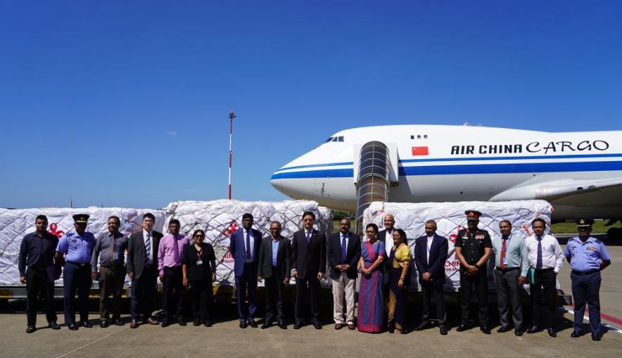 কলম্বোতে জরুরি বন্যা ত্রাণ সহায়তা দিল চীন