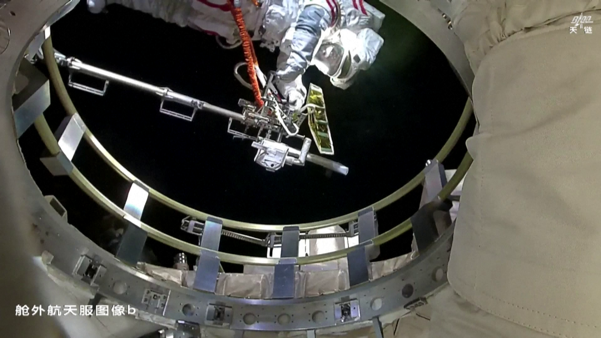 নতুন স্পেসসুটে শেনচৌ-২১ নভোচারীদের প্রথম স্পেসওয়াক সম্পন্ন