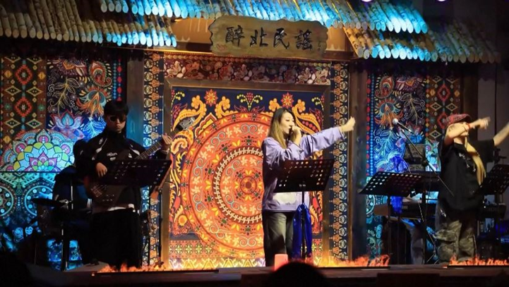 বরফভাস্কর্য, স্কি, নাচ ও আতশবাজিতে জমে উঠেছে মোহ্যর শীতের রাত