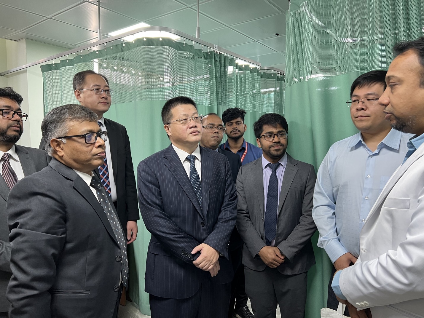 বাংলাদেশ সরকারি কর্মচারী হাসপাতাল পরিদর্শন করলেন চীনা রাষ্ট্রদূত ইয়াও ওয়েন