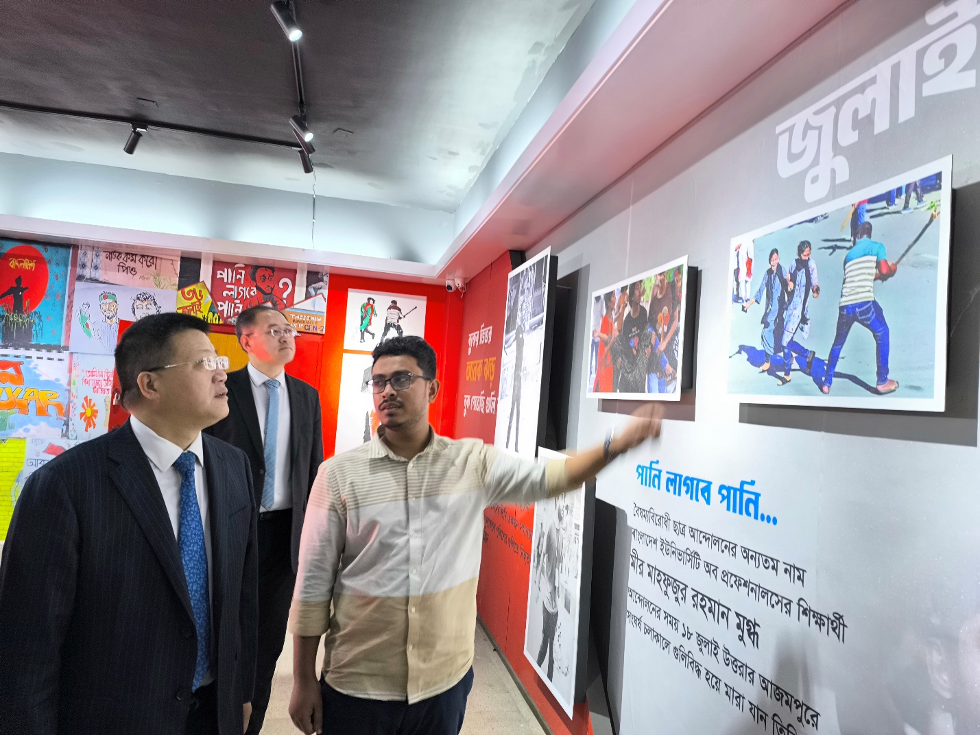 ডাকসু পরিদর্শন করলেন চীনা রাষ্ট্রদূত ইয়াও ওয়েন