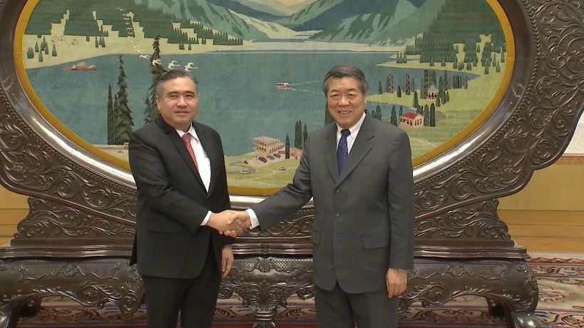 চীনের উপপ্রধানমন্ত্রীর সঙ্গে মালয়েশিয়ার পরিবহনমন্ত্রীর বৈঠক