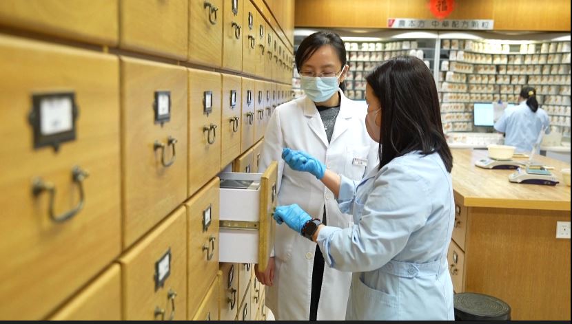 হংকংয়ের অগ্নিকাণ্ডে ক্ষতিগ্রস্তদের বিনামূল্যে চিকিৎসা দিচ্ছে চাইনিজ মেডিসিন স্কুল