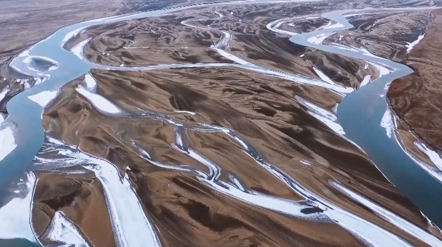 সিনচিয়াংয়ের তারিম নদীর তীরে তুষারপাতের অপূর্ব নকশা