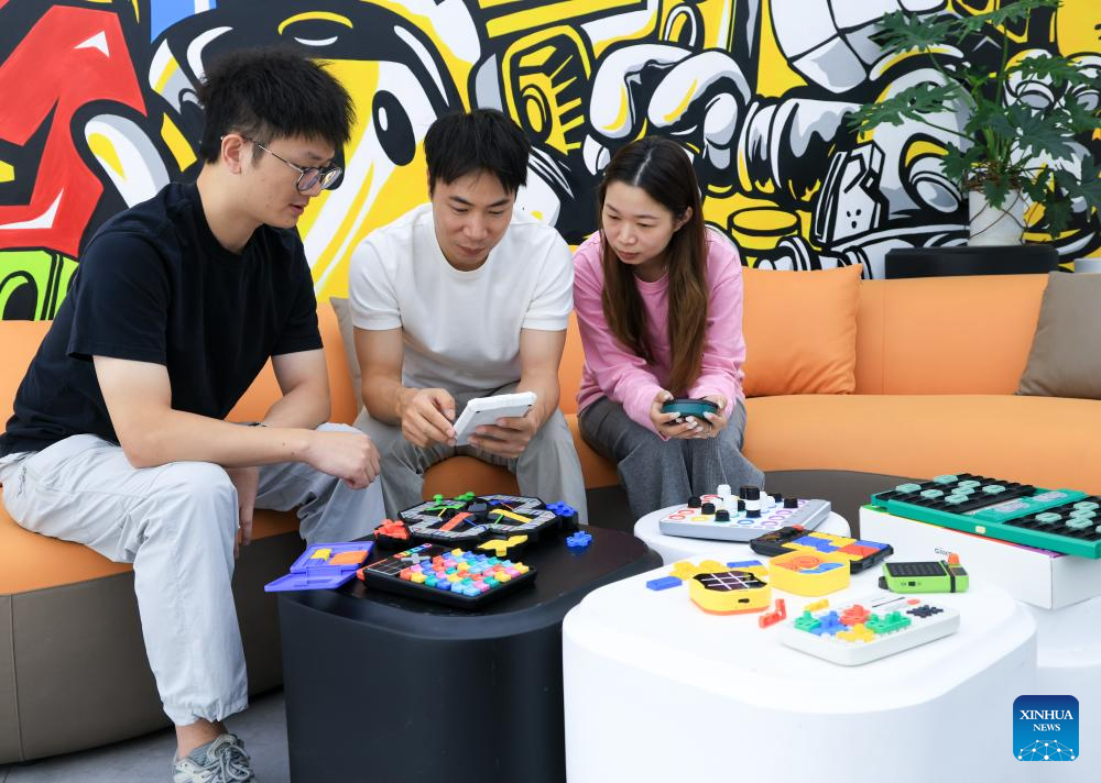 নজর কাড়ছে চীনের শিক্ষামূলক স্মার্ট খেলনা