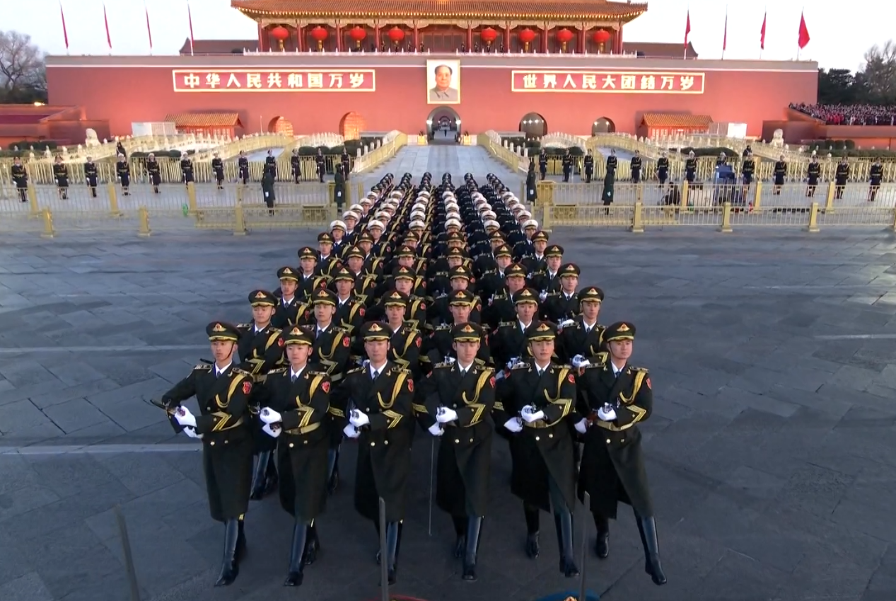 থিয়েনআনমেন স্কোয়ারে নতুন বছরের পতাকা উত্তোলন