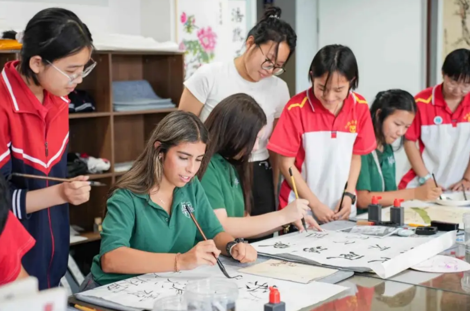 চীন সফরকারী মার্কিন তরুণ শিক্ষা বিনিময় দলকে সি চিন পিংয়ের চিঠি