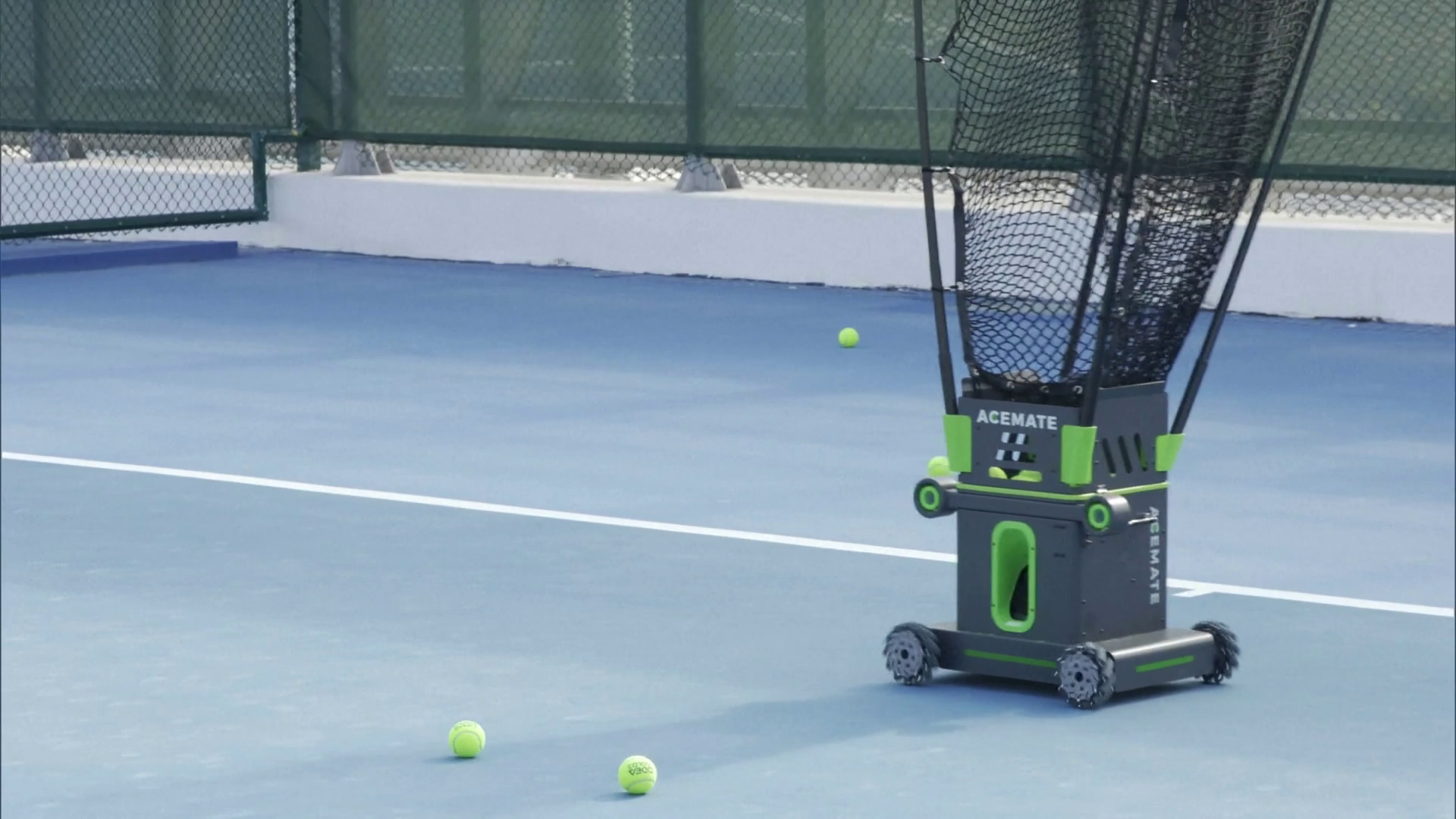 শেনচেনে টেনিস শেখাচ্ছে বুদ্ধিমান রোবট