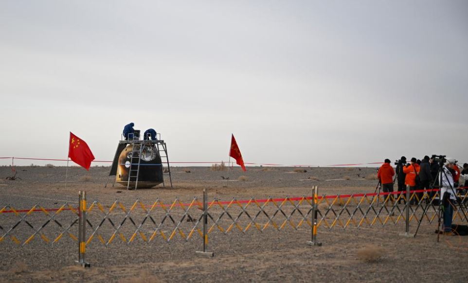পৃথিবীতে অবতরণ করেছে চীনের শেনচৌ-২০ রিটার্ন ক্যাপসুল