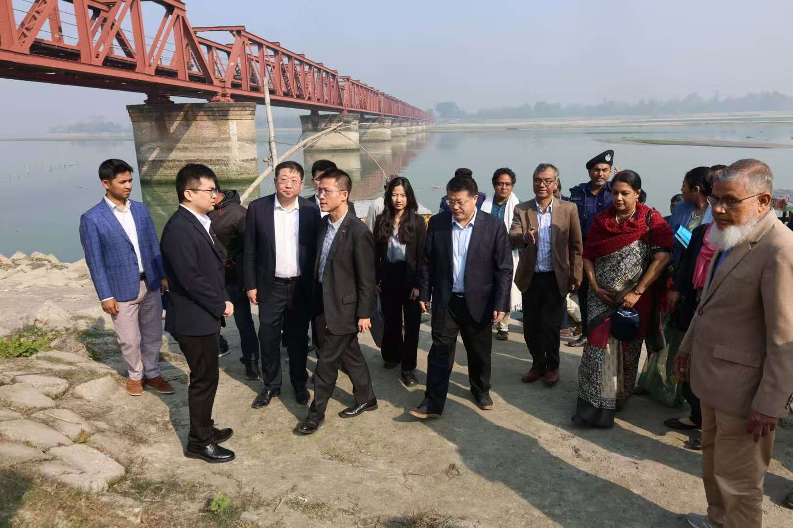 পরিবেশ উপদেষ্টার সঙ্গে তিস্তা নদী ভাঙ্গন অঞ্চল পরিদর্শন করলেন চীনা রাষ্ট্রদূত
