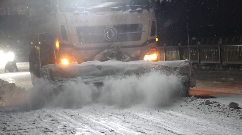 তুষার মোকাবিলায় জরুরি ব্যবস্থা চীনে