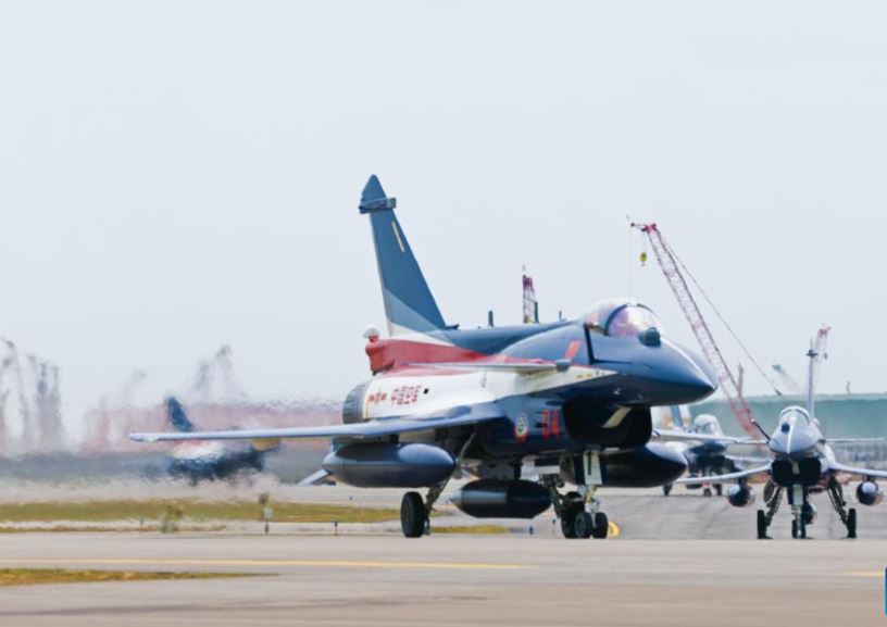 সিঙ্গাপুরে পৌঁছেছে চীনের পিএলএ অ্যারোবেটিক দলের জে-১০ যুদ্ধবিমান