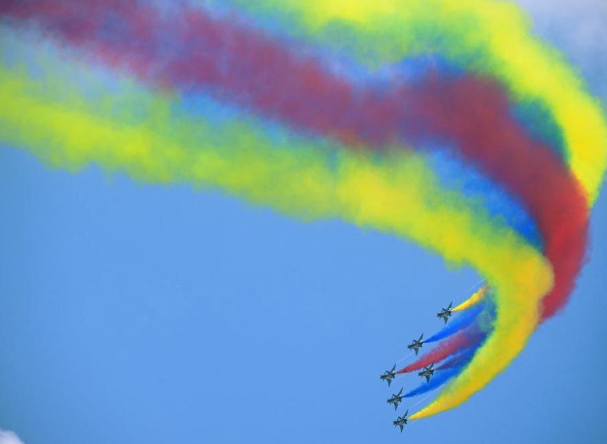 সিঙ্গাপুর এয়ারশোতে চীনা পিএলএ অ্যারোবেটিক দলের চোখধাঁধানো প্রদর্শনী