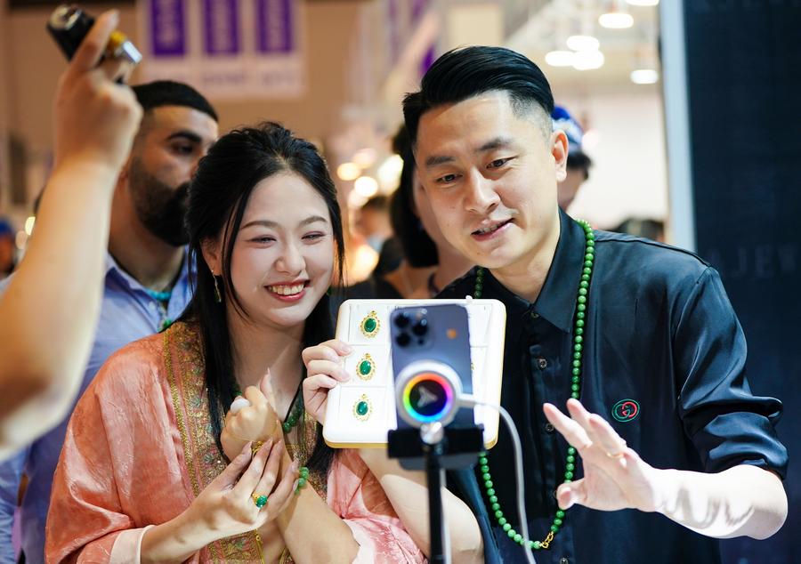 এআই ব্যবহারে উত্থান: চীনে ইন্টারনেট ব্যবহারকারী ১১২ কোটি ৫০ লাখ