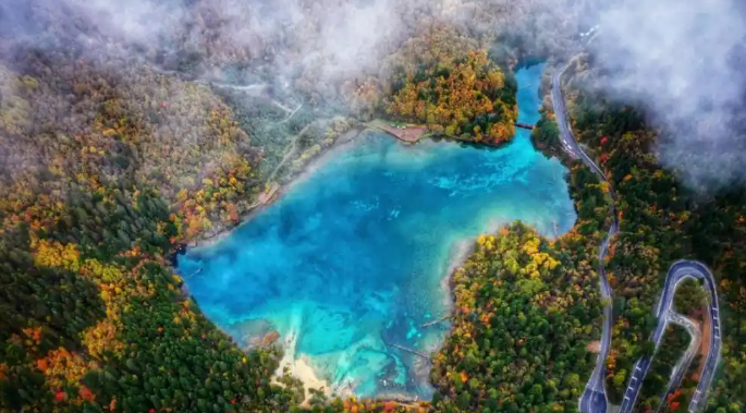 চীনে ১৫টি বিশ্ব প্রাকৃতিক ঐতিহ্য ও ৪টি বিশ্ব প্রাকৃতিক-সাংস্কৃতিক ঐতিহ্য রয়েছে; যা বিশ্বে শীর্ষস্থানীয়