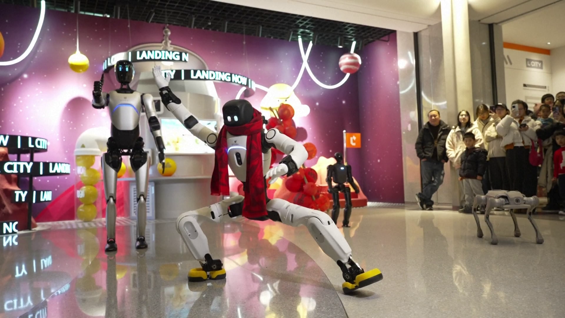 শাংহাইয়ের শপিং মলে ক্রেতার সহকারী এআই রোবট