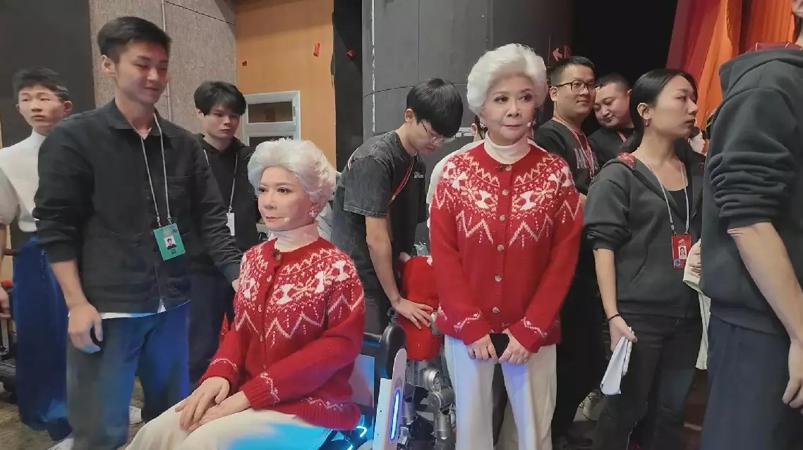 নিজের রোবটিক রূপের মুখোমুখি চীনা অভিনেত্রীফেব্রুয়ারি ১৮, সিএমজি বাংলা ডেস্ক: কল্পনা করুন তো, ৩০ বছর আগে যে অভিনেত্রী রোবট সেজে অভিনয় করে বিশ্বকে চমকে দিয়েছিলেন, আজ তার সামনেই দাঁড়িয়ে আছে হুবহু সেই তার মতো দেখতে একটি রোবট! ২০২৬ সালের চায়না মিডিয়া গ্রুপ আয়ো