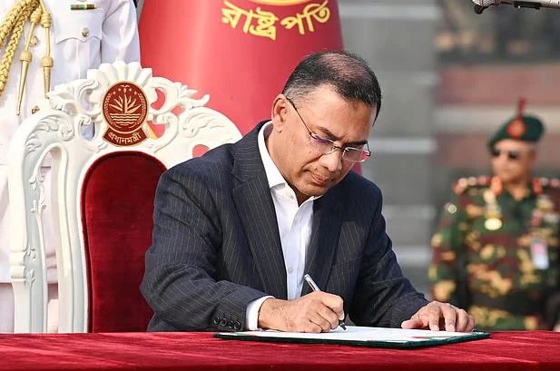 তারেক রহমানকে প্রধানমন্ত্রী পদে নিয়োগ করে প্রজ্ঞাপন জারি