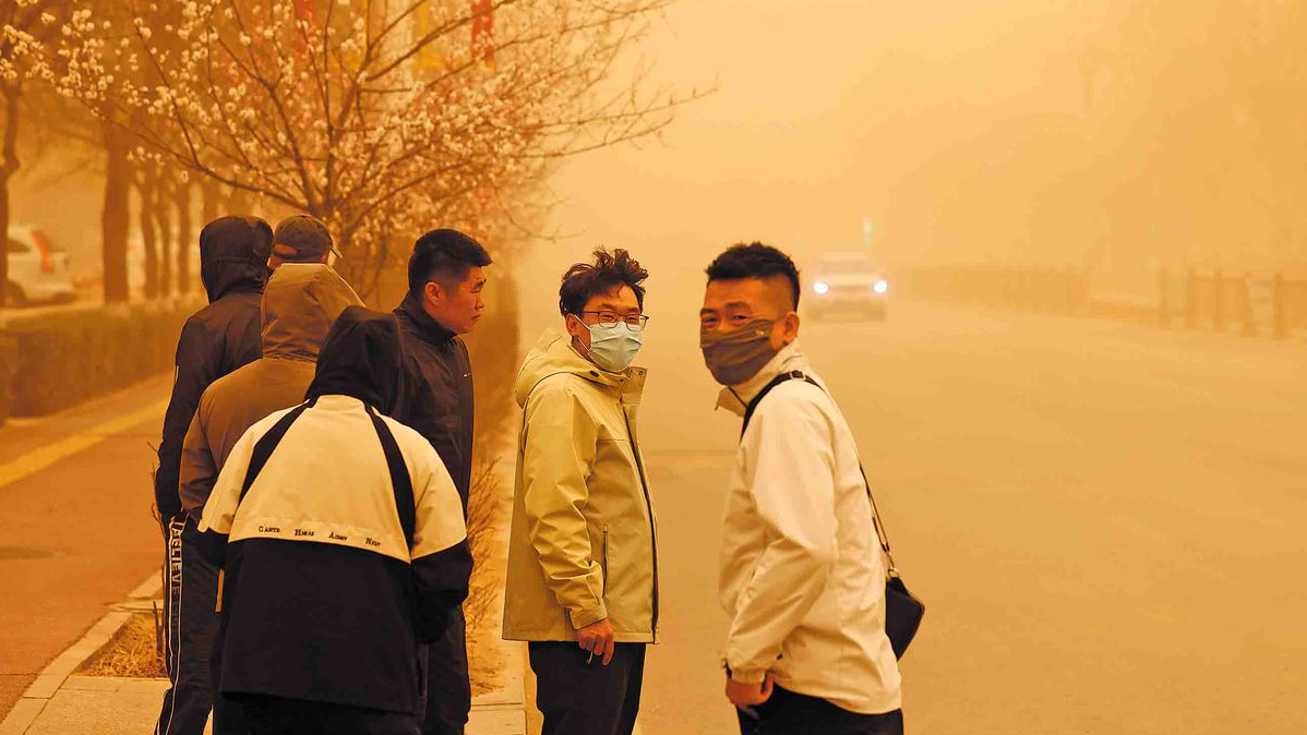 বাতাস ও বালুঝড়ের আশঙ্কায় জরুরি ব্যবস্থা চালু চীনে