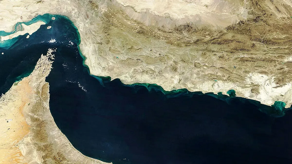 হরমুজ প্রণালি বাস্তবে উন্মুক্ত, কেবল শত্রুদের জন্য বন্ধ: ইরানের পররাষ্ট্রমন্ত্রী