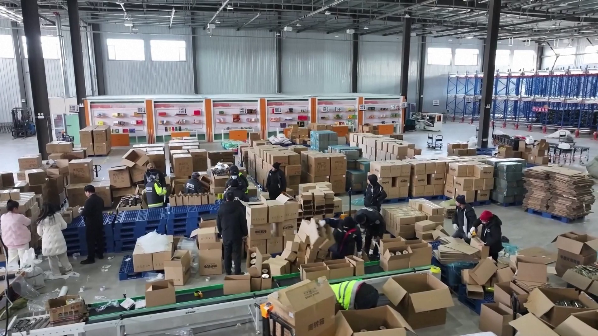 চীনের ডাক ও কুরিয়ার খাতে ৫.৬ শতাংশ প্রবৃদ্ধি, দুই মাসে ৩৩ বিলিয়নের বেশি পার্সেল ডেলিভারি