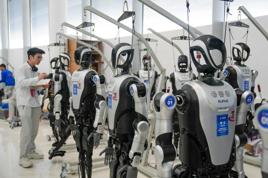 বেইজিংয়ে যাত্রা শুরু করল বিশ্বের অন্যতম বৃহৎ রোবট প্রশিক্ষণ কেন্দ্র