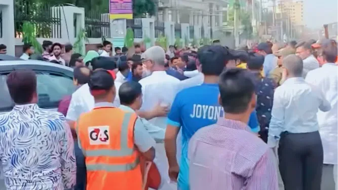 অটোপাসের দাবিতে জাতীয় বিশ্ববিদ্যালয় উপাচার্যের ওপর হামলা ও গাড়ি ভাঙচুর