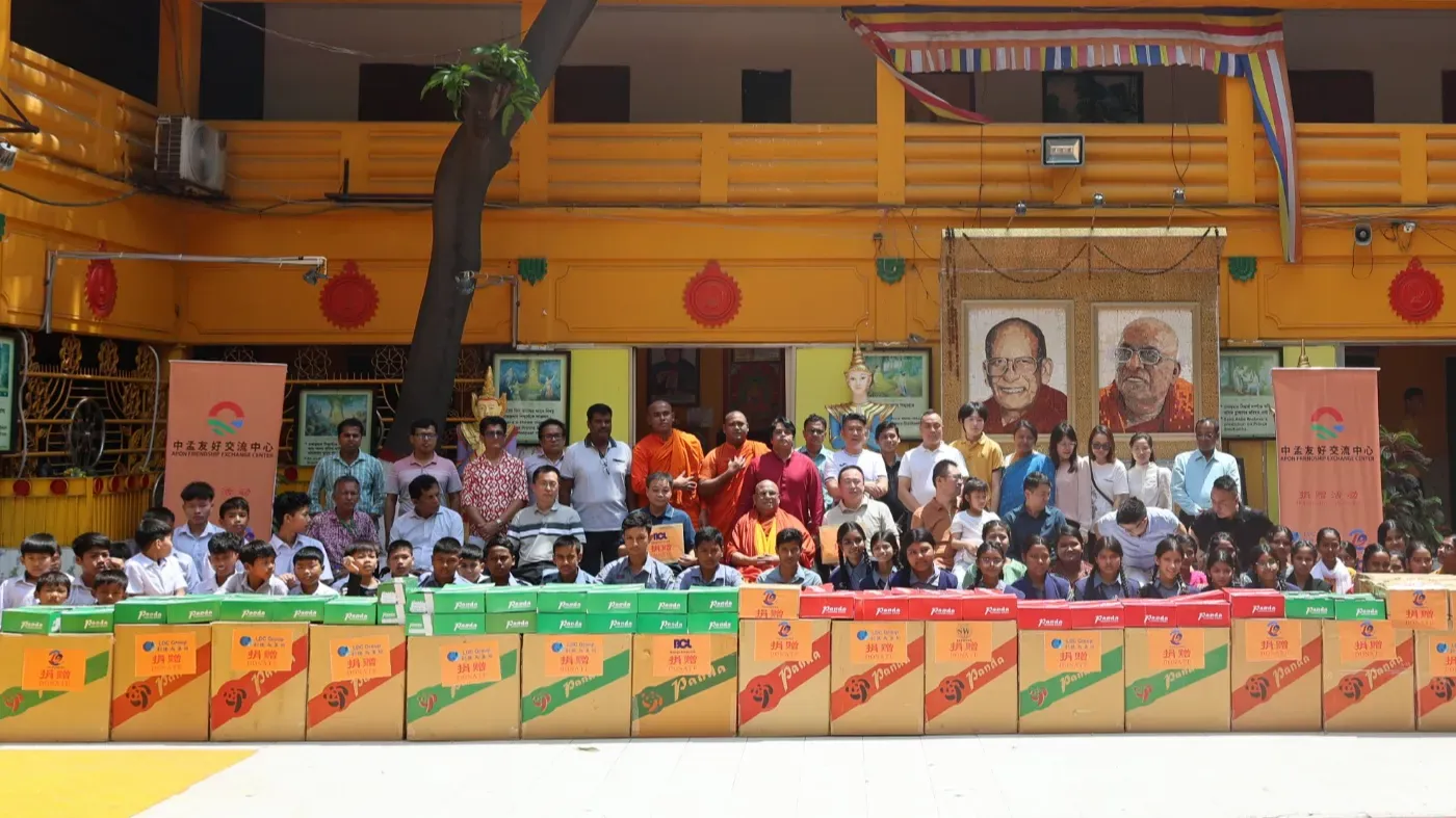 ঢাকায় ধর্মরাজিক বৌদ্ধ মহাবিহারে অনুদান দিয়েছে আপন ফ্রেন্ডশিপ এক্সচেঞ্জ সেন্টার