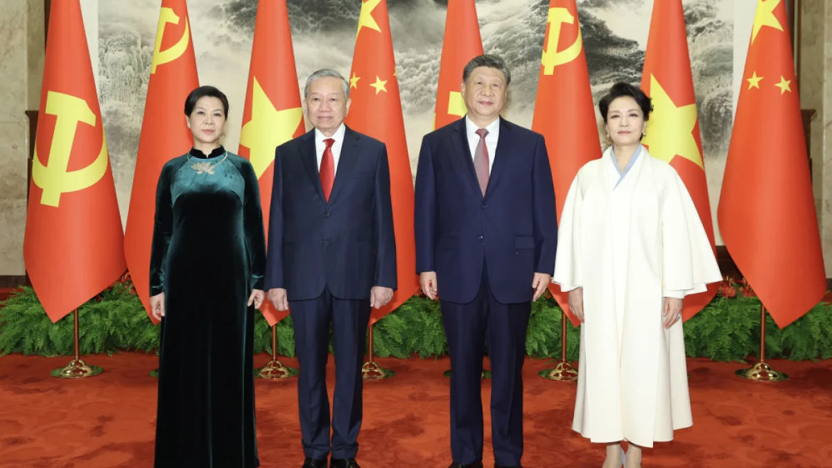 প্রেসিডেন্ট সি দম্পতি তো লাম দম্পতিকে আন্তরিক বিদায় জানান