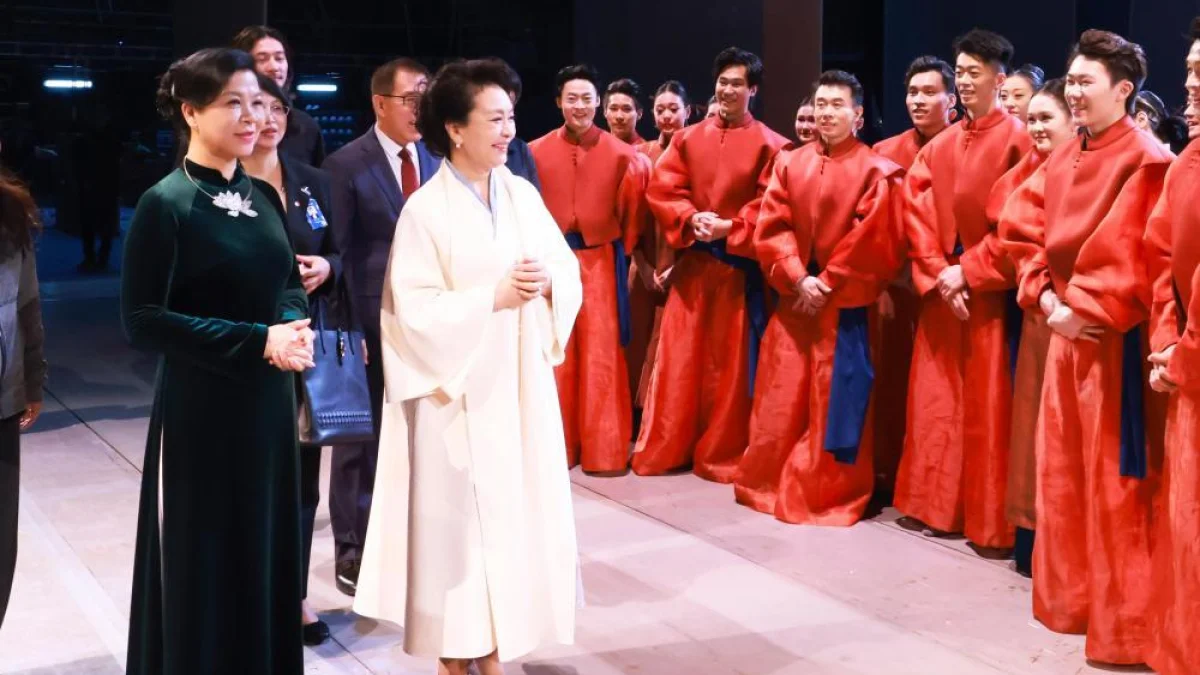 ফেং লি ইউয়ান ও ভিয়েতনামের প্রেসিডেন্ট স্ত্রী চীনের জাতীয় পারফর্মিং আর্টস কেন্দ্র পরিদর্শন করেন
