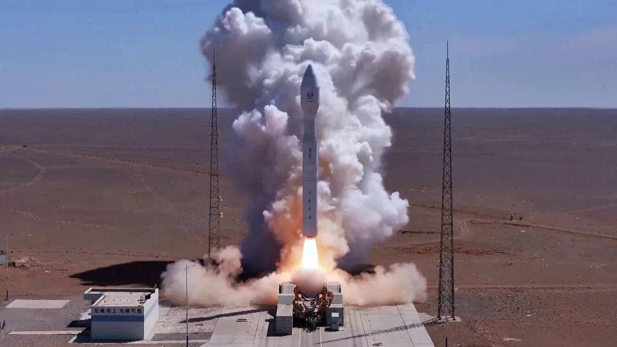 লিচিয়ান–১ রকেটে আটটি স্যাটেলাইট পাঠাল চীন