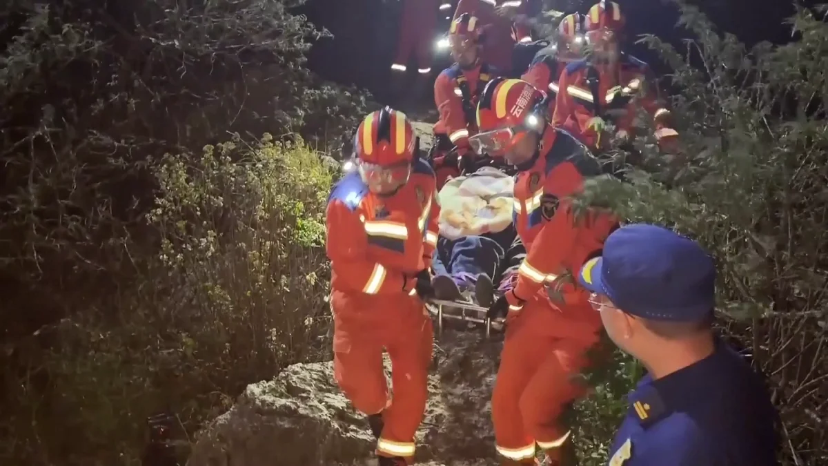 ইয়ুননানের পাহাড় থেকে ছয় ঘণ্টার অভিযানে দুই পর্বতারোহী উদ্ধার