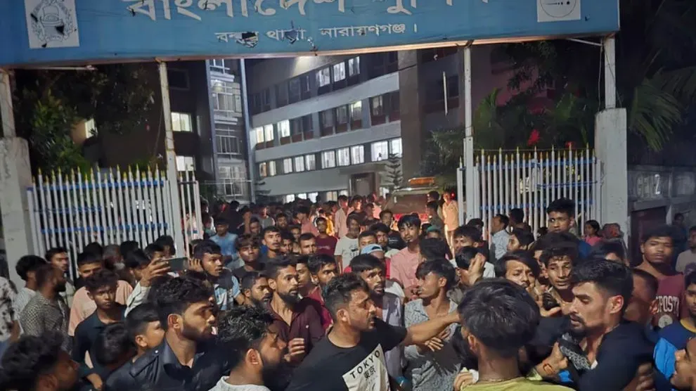 মামলা নিতে ঘুস দাবি, নারায়ণগঞ্জে মরদেহ নিয়ে থানা ঘেরাও জনতার